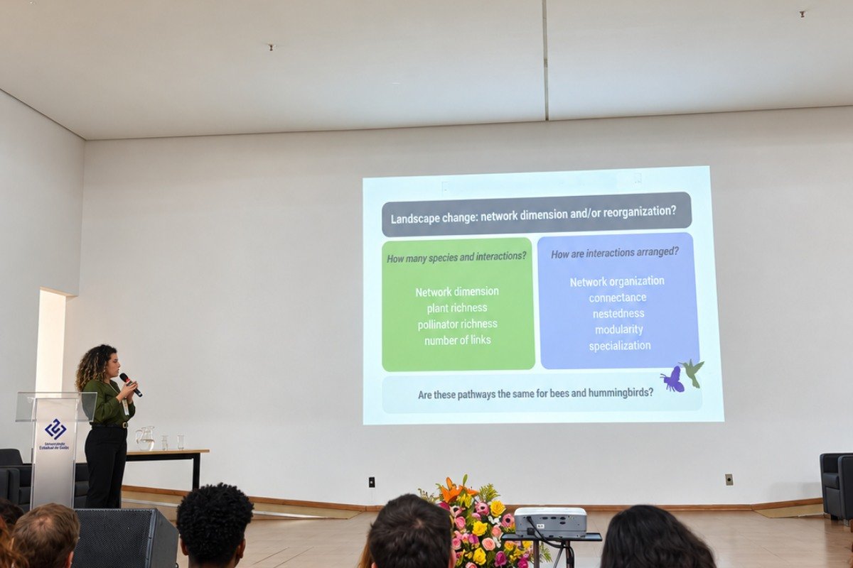 Slide sobre redes ecológicas projetado durante apresentação científica